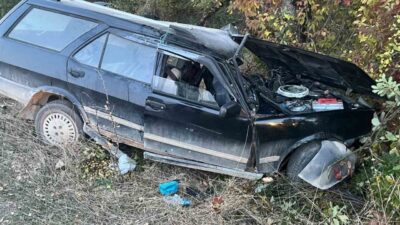 Karabük ilinde yaşanan bir trafik kazasında, aracın ağaca çarpması sonucu
