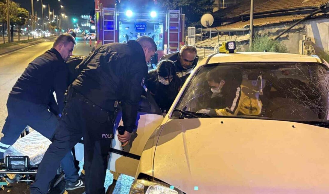 Kayseri’nin Kocasinan ilçesinde orta refüjdeki ağaca çarpan otomobil yola savrulurken,