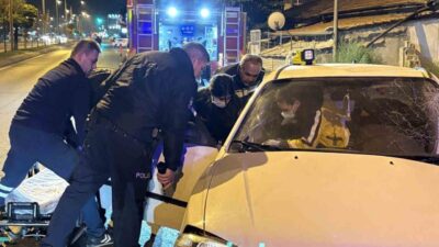 Kayseri’nin Kocasinan ilçesinde orta refüjdeki ağaca çarpan otomobil yola savrulurken,