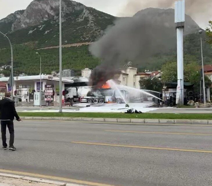 Denizli’nin Pamukkale ilçesinde bir akaryakıt istasyonunda meydana gelen yangın, yakıt