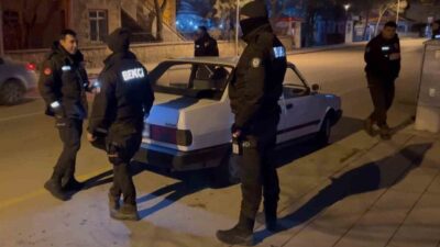 Aksaray Emniyet Müdürlüğü’nün gerçekleştirdiği operasyonda, polis ekipleri araçları ve şüpheli