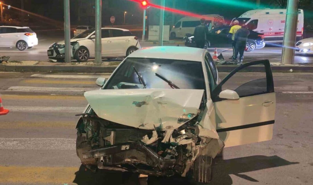 Aksaray’da meydana gelen zincirleme trafik kazasında 3 araç ile bir