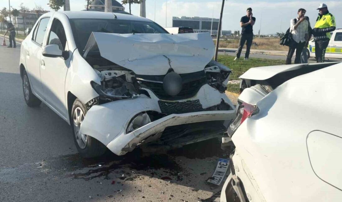 Aksaray’da, Tacin Mahallesi Tacin Caddesi’nde meydana gelen zincirleme trafik kazasında