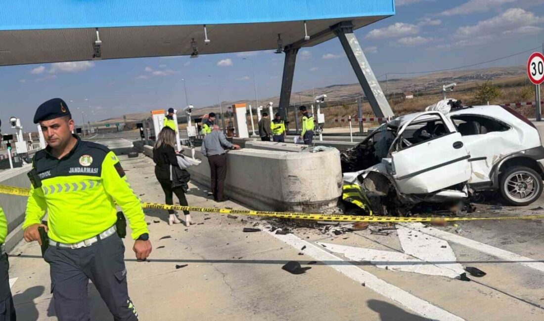 Ankara-Niğde Otoyolu’nda gişeye girmeye çalışırken kaza yapan bir araçta sıkışan