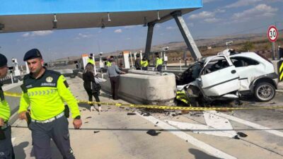 Ankara-Niğde Otoyolu’nda gişeye girmeye çalışırken kaza yapan bir araçta sıkışan