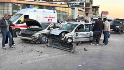 Aksaray ilinde meydana gelen trafik kazasında, iki aracın çarpışması sonucu
