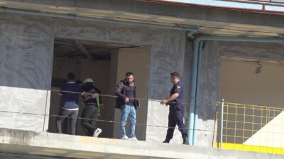 Antalya’nın Alanya ilçesinde parasını alamadığı gerekçesiyle inşaat halindeki binanın balkonuna