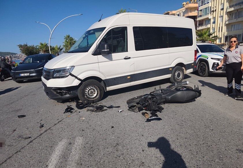 Antalya’nın Alanya ilçesinde motosiklet ile minibüsün çarpıştığı kazada üniversite öğrencisi
