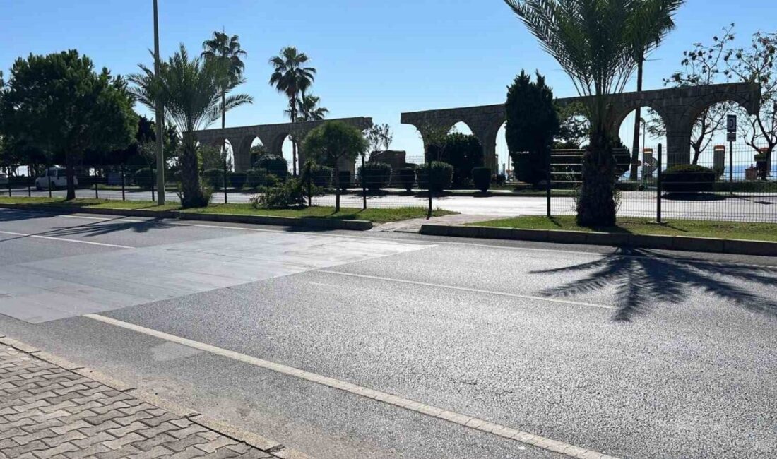 Alanya ilçesinde bir yayaya çarpan motosiklet sürücüsü hayatını kaybetti, yayanın