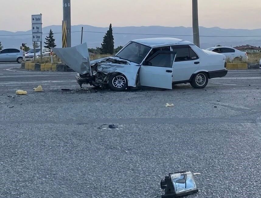 Manisa’nın Alaşehir ilçesinde meydana gelen trafik kazasında, 19 yaşındaki bir