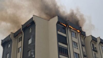 Lüleburgaz ilçesinde yer alan bir binanın çatısında meydana gelen yangın,
