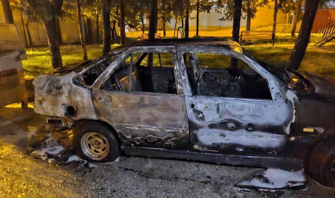 Hatay’ın Antakya ilçesinde park halindeyken alevlere teslim olan otomobil yanarak