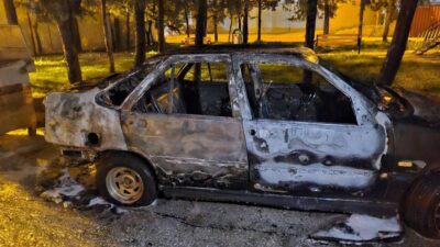 Hatay’ın Antakya ilçesinde park halindeyken alevlere teslim olan otomobil yanarak