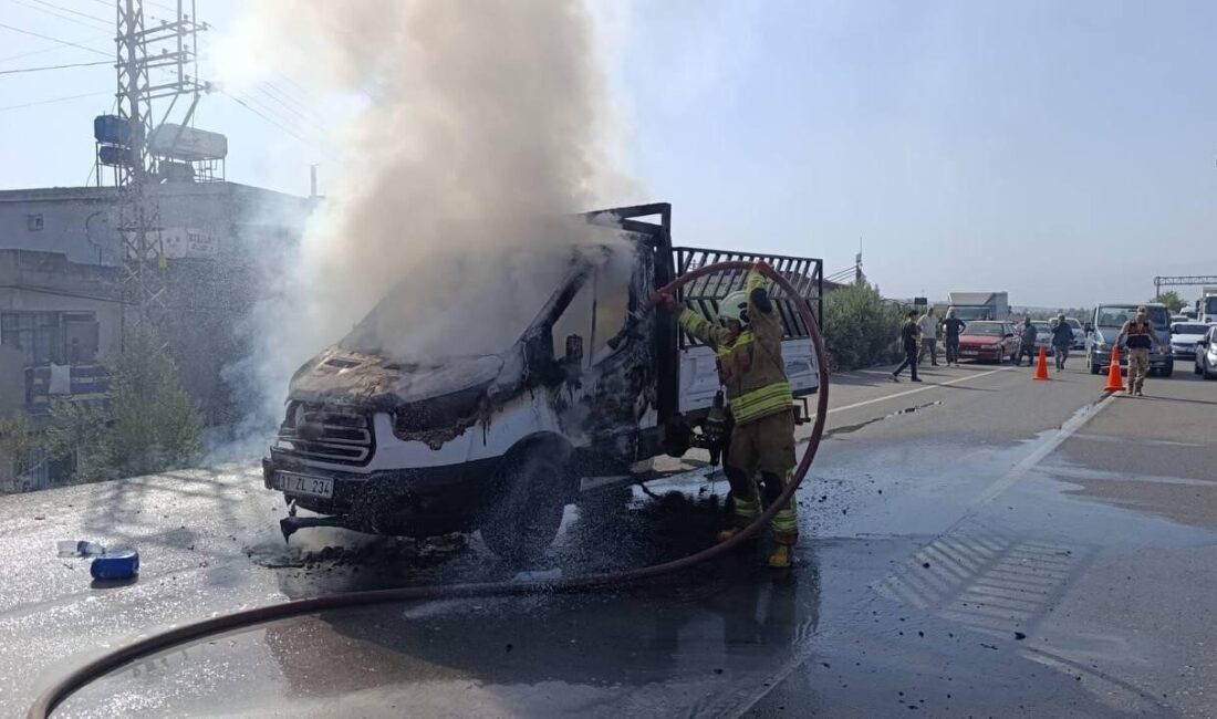 Hatay’ın Antakya-Reyhanlı yolu Demirköprü Mahallesi mevkiinde seyir halindeyken alev alan