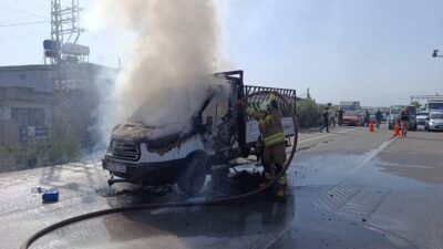 Hatay’ın Antakya-Reyhanlı yolu Demirköprü Mahallesi mevkiinde seyir halindeyken alev alan