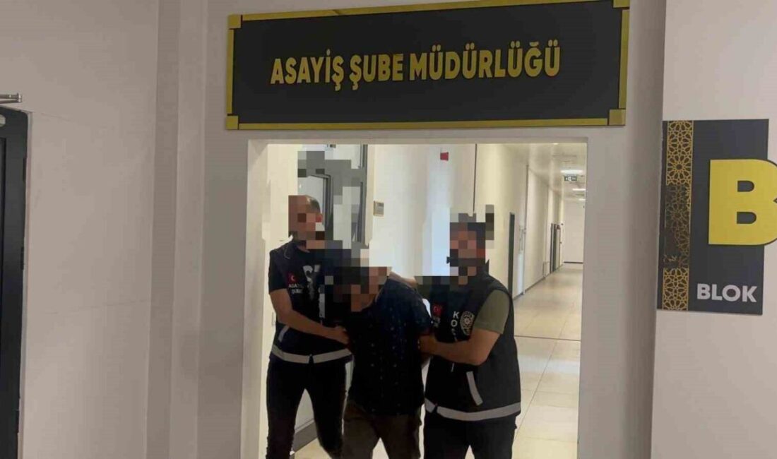Kocaeli’nin İzmit ilçesinde, alkollü bir mekana gitmek istemeyen 19 yaşındaki