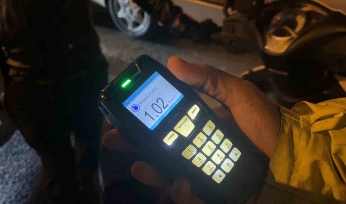 Bursa’daki bir motosiklet sürücüsü, alkol denetimi yapan polis ekiplerini gördüğünde