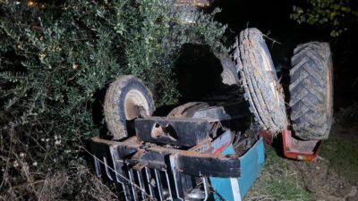 Hatay’ın Altınözü ilçesinde meydana gelen bir kaza sonucunda traktör devrildi