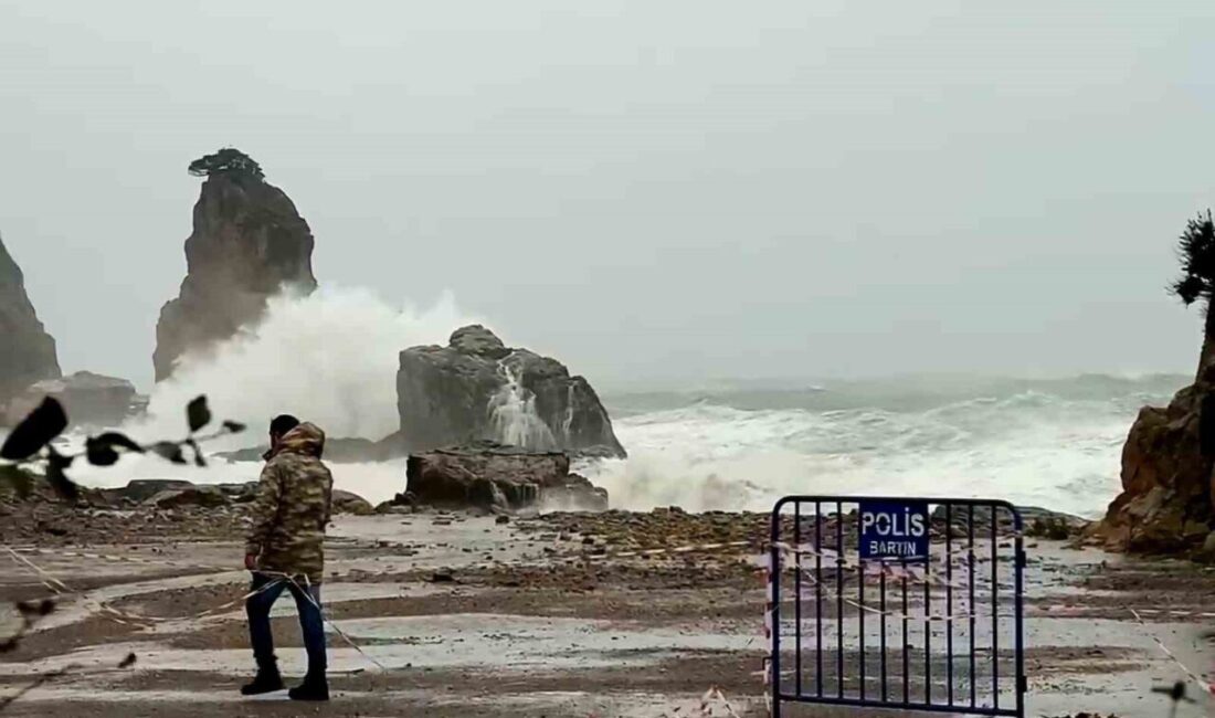 Amasra ilçesinde meydana gelen şiddetli fırtına, deniz üzerinde dev dalgaların