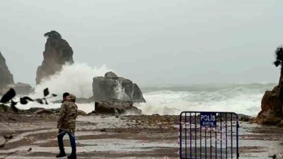 Amasra ilçesinde meydana gelen şiddetli fırtına, deniz üzerinde dev dalgaların