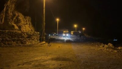 Bartın’ın Amasra ilçesinde kaya parçaları, karavanların bulunduğu yola düştü. 13