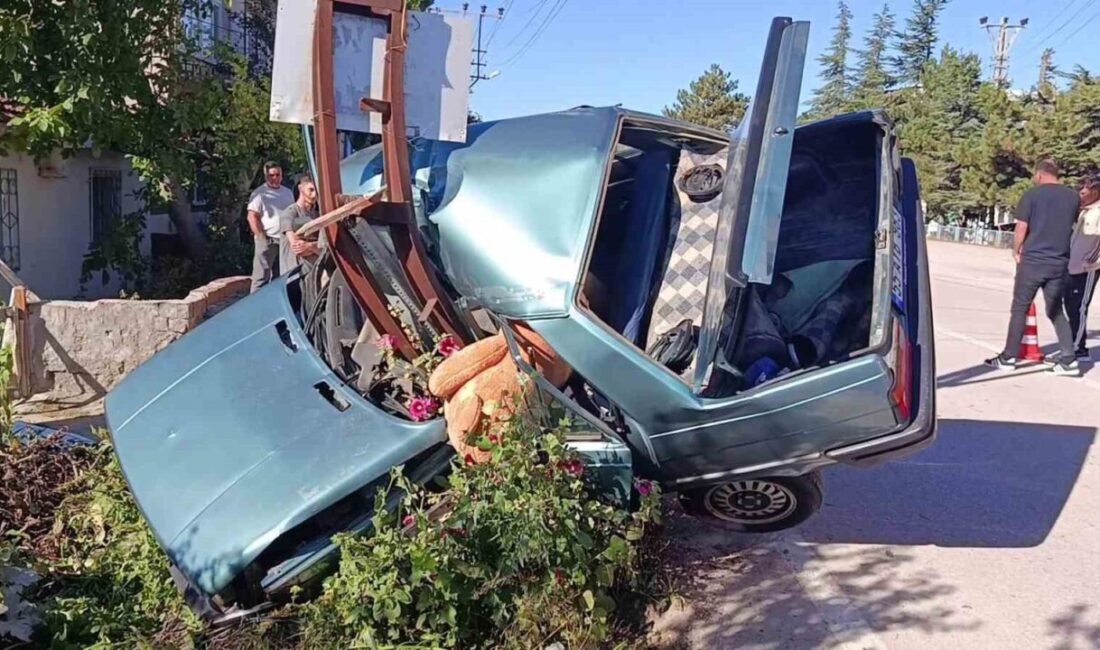 Suluova ilçesinde yaşanan trafik kazasında bir otomobil, elektrik direğine çarparak