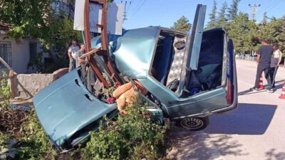 Suluova ilçesinde yaşanan trafik kazasında bir otomobil, elektrik direğine çarparak