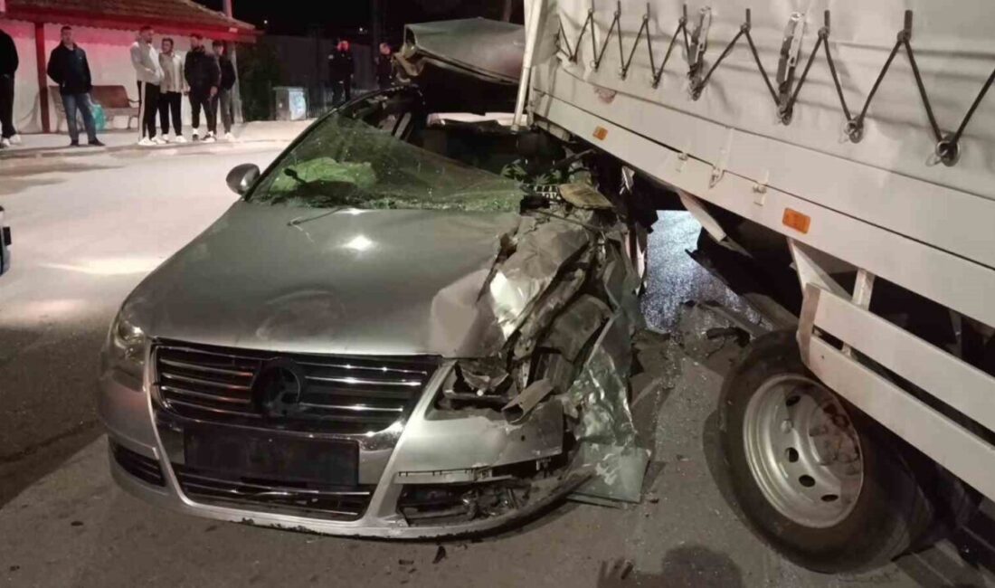 Amasya’da meydana gelen trafik kazasında, sürücüsünün kontrolünü kaybettiği otomobil, ilerideki