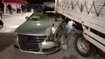 Amasya’da meydana gelen trafik kazasında, sürücüsünün kontrolünü kaybettiği otomobil, ilerideki