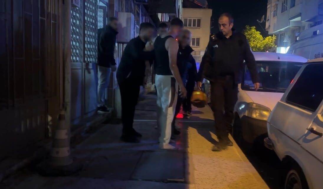 Burdur’da bir apartmanda evinde düşerek yaralanan bir kişi, sağlık ekiplerine