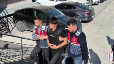 Eskişehir’de, amcasını silahla öldürmek suçundan tutuklanan 15 yaşındaki genç, mahkemeye