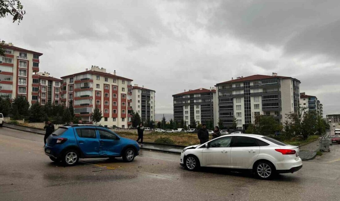 Beypazarı ilçesindeki bir kontrolsüz kavşakta meydana gelen kaza, maddi hasarla