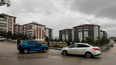 Beypazarı ilçesindeki bir kontrolsüz kavşakta meydana gelen kaza, maddi hasarla