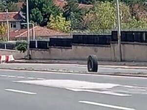 Ankara’da seyir halindeki bir EGO otobüsünün arka lastikleri birdenbire patladı