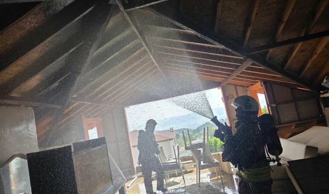 Antakya ilçesinde bir müstakil evin çatısında çıkan yangın, Hatay Büyükşehir