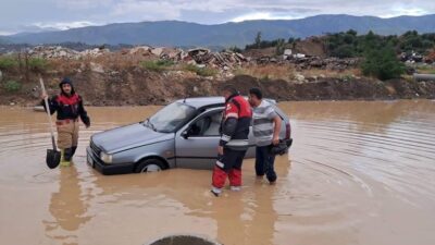 Hatay’da meydana gelen şiddetli yağış nedeniyle su birikintisi oluşan yolda