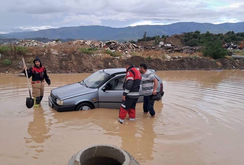Hatay’da meydana gelen şiddetli yağış nedeniyle su birikintisi oluşan yolda