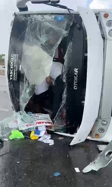 Antalya-Isparta arasındaki yolculuk esnasında yaşanan midibüs devrilmesi sonucu oluşan kazada