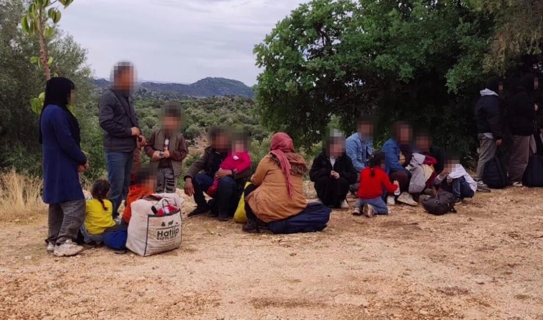 Demre ilçesinde gerçekleştirilen operasyonda Sahil Güvenlik ve Jandarma ekipleri, Afganistan