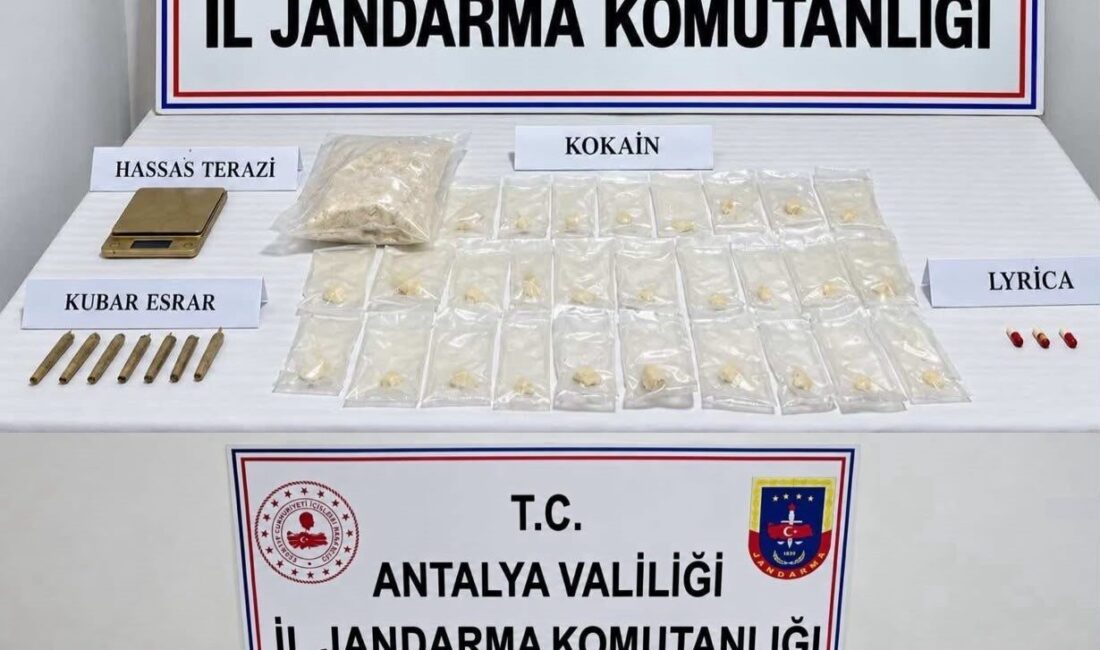 Antalya’da gerçekleştirilen bir operasyonda, 3 kilogram kokain ve çeşitli uyuşturucu