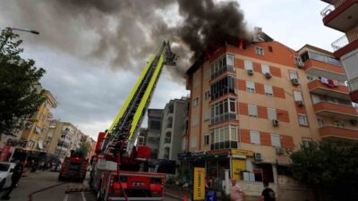 Antalya’nın Muratpaşa ilçesinde bulunan 5 katlı bir apartmanın en üst