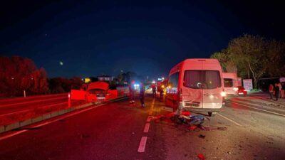 Antalya’nın Manavgat ilçesinde alkollü sürücünün kullandığı otomobilin aynı istikametteki araca