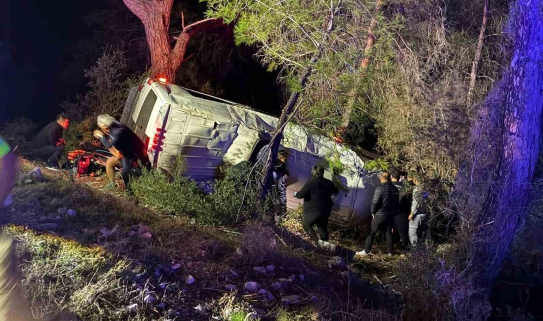 Antalya’nın Kumluca ilçesinde dağcı bir ekibi taşıyan minibüsün şarampole devrilmesi
