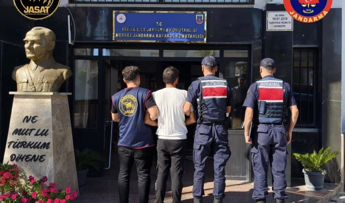 Antalya’da Jandarma ekipleri tarafından yapılan operasyonlarda aranan şahıslara yönelik gerçekleştirilen