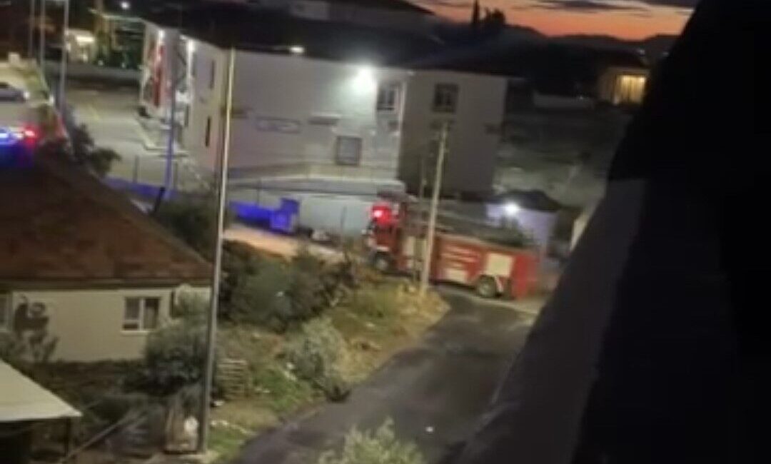 Antalya’nın Muratpaşa ilçesinde 2 katlı bir evin çatı katında çıkan