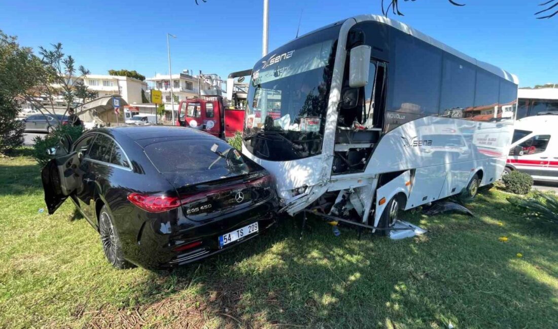 Alanya ilçesinde meydana gelen trafik kazasında, yolcu midibüsü ile bir