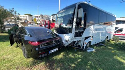Alanya ilçesinde meydana gelen trafik kazasında, yolcu midibüsü ile bir