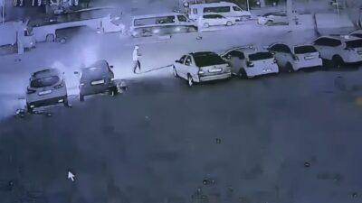 Antalya’nın Serik ilçesinde bir oto galeride 6 aracı benzin dökerek