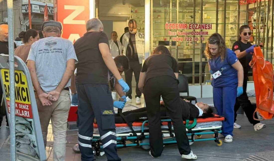 Serik ilçesinde meydana gelen trafik kazasında otomobil ile motosiklet çarpıştı