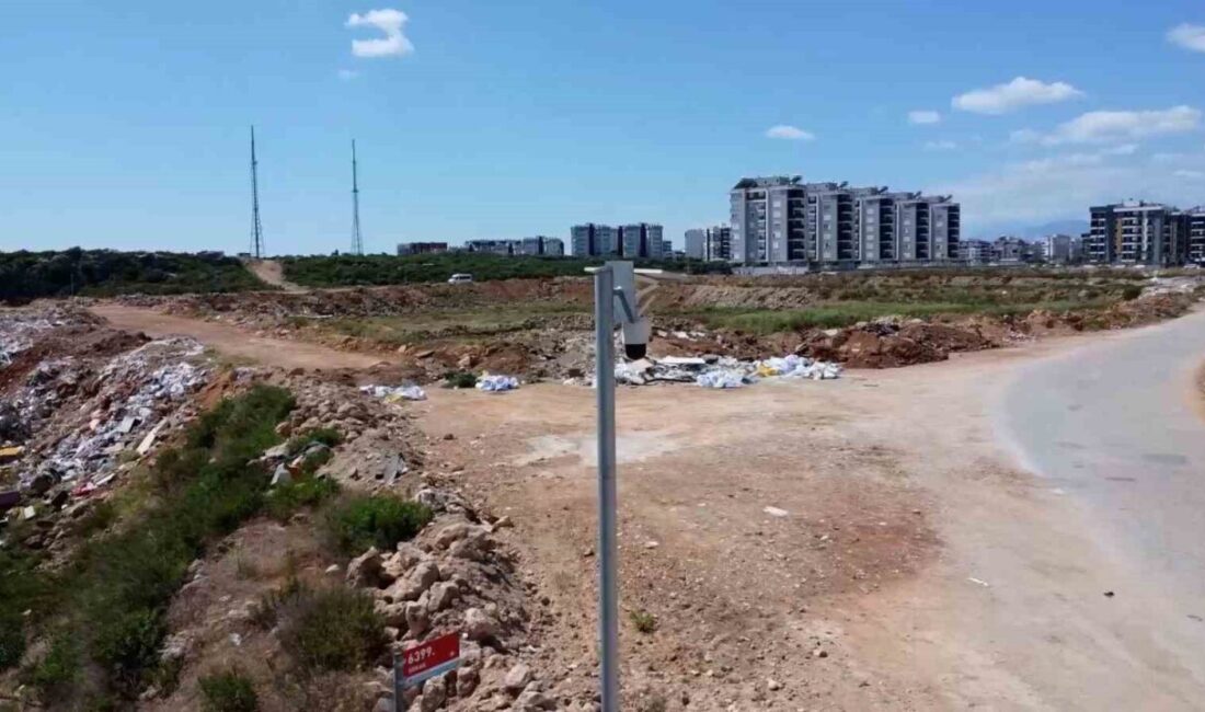 Kepez ilçesinde seyreden bir beton mikserinin yolda harç dökmeye kalkışması